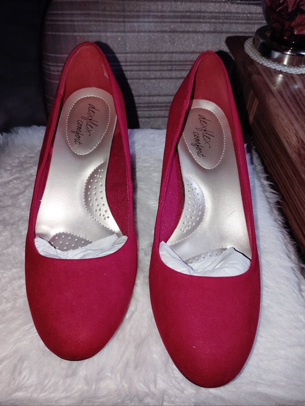 Dexflex Comfort (Payless) red suede pumps 8 wide - Picture 4 of 8